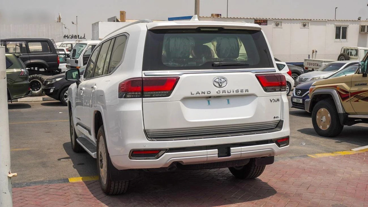 Toyota Land Cruiser VXR TWIN TURBO 3.5L V6 Hybrid