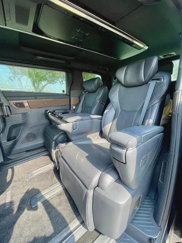 2024 Toyota Alphard 2.5L Hybrid with 47,581 km Driven