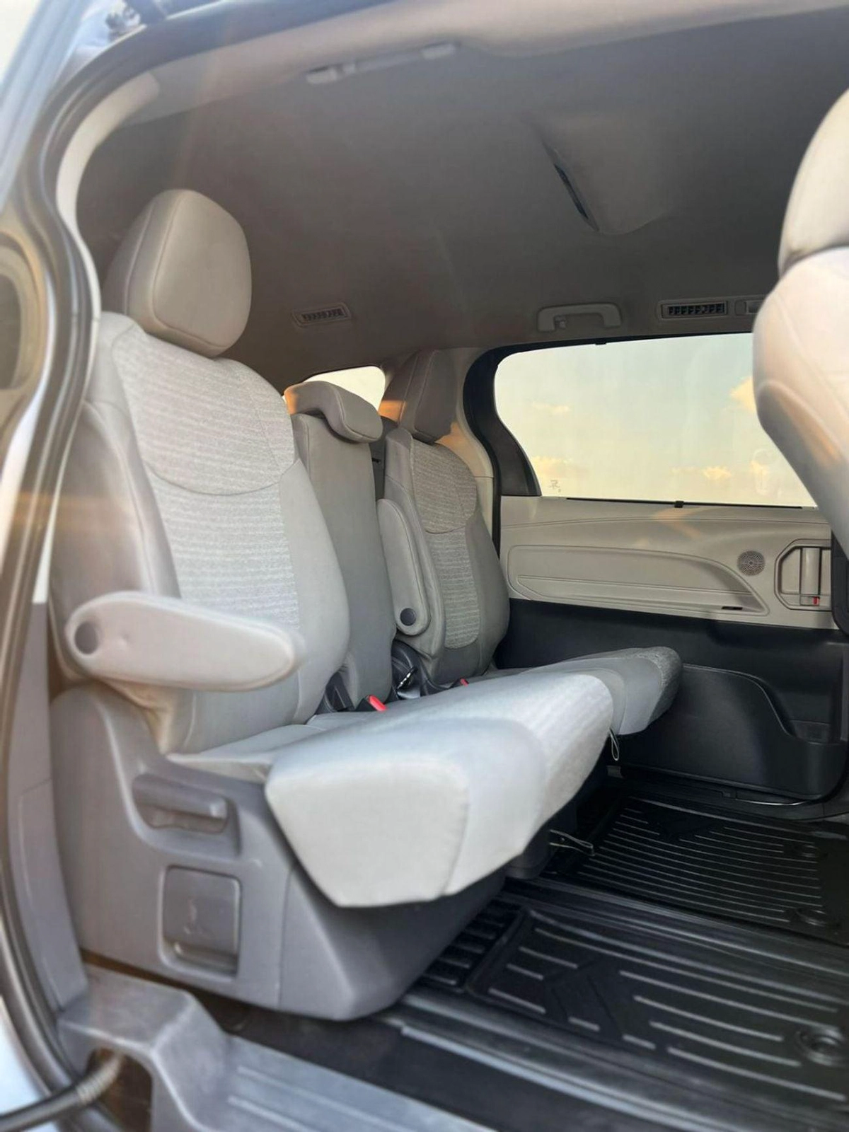 Toyota Sienna 2021 Toyota Sienna LE Hybrid 2.5L V4 - 7 Seater Doors Full Auto With Radar --15-0