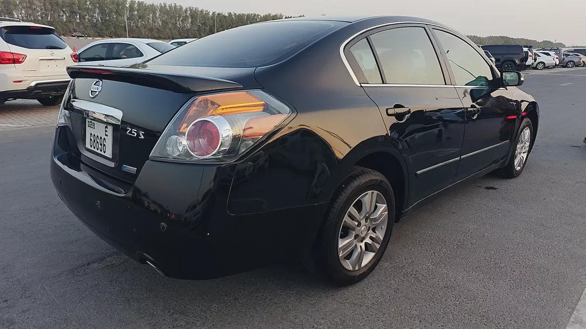 Nissan Altima 2010 SV GCC Specs - Well Maintained-5-5