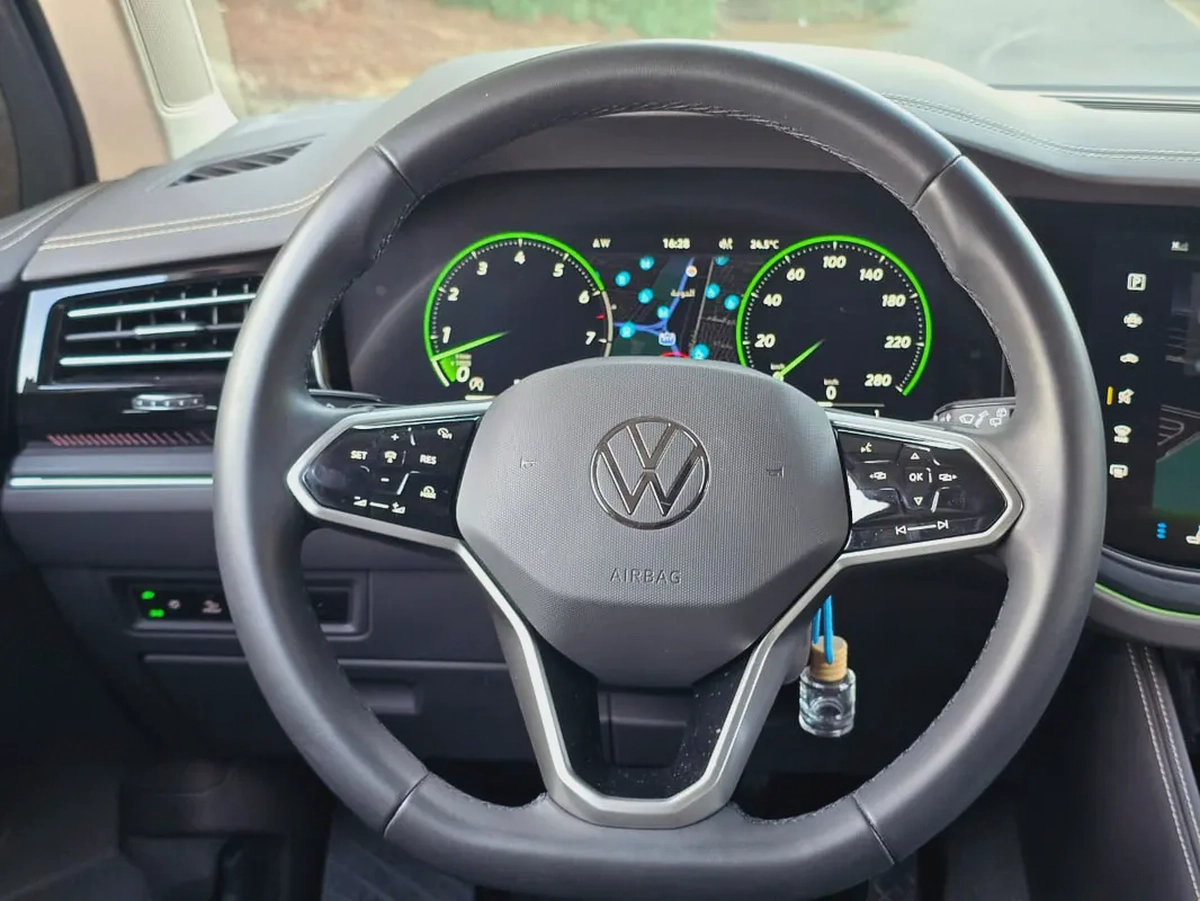 Volkswagen Touareg 2024 Comfortline GCC Specs | Under warranty | Perfect condition | Original paint