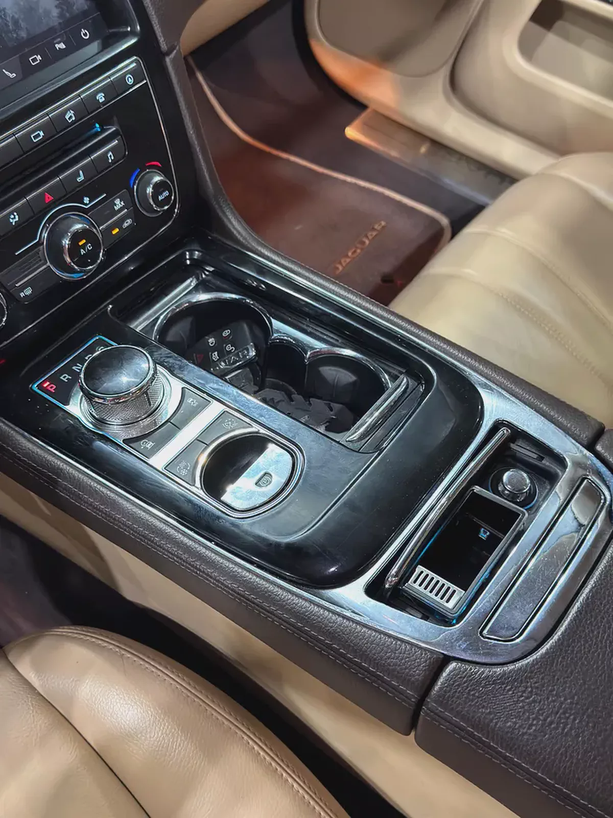 Jaguar XJ Luxury (LWB) 2018 GCC Specs-4-4