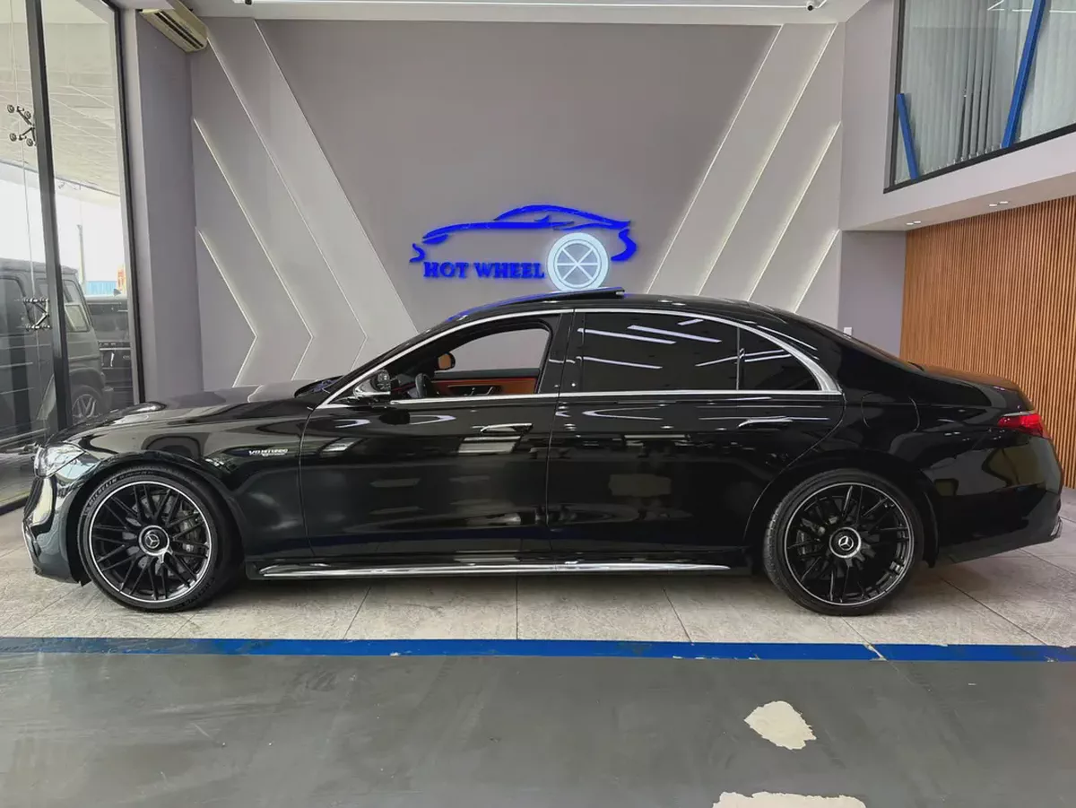 2024 - Mercedes-Benz S63 AMG V8 almost Brand new! for 555,000.00 AED-5-5