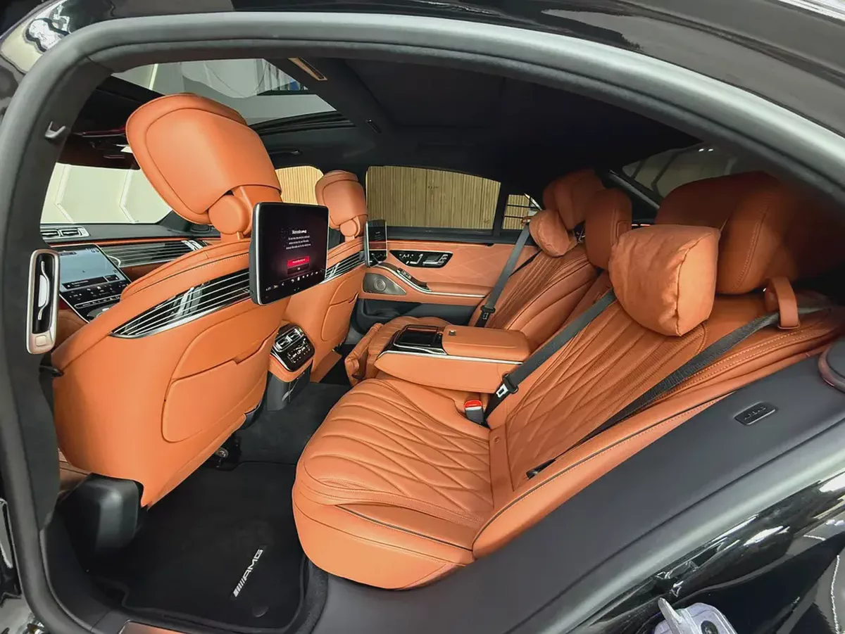 2024 - Mercedes-Benz S63 AMG V8 almost Brand new! for 555,000.00 AED-8-8