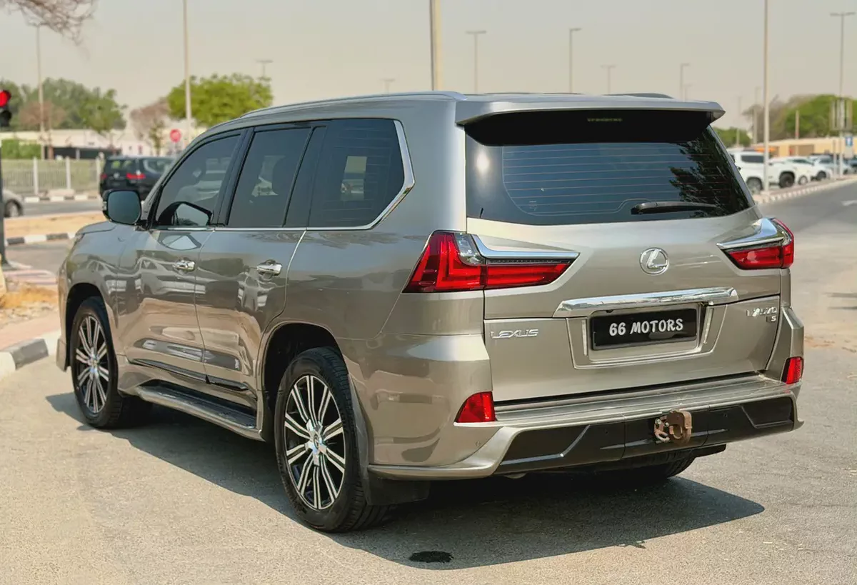 2018 Lexus LX 570 Signature GCC Specs in Excellent Condition-4-4