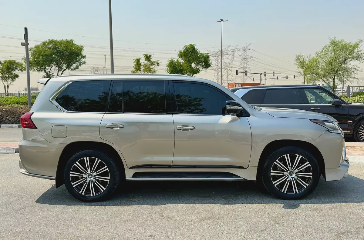 2018 Lexus LX 570 Signature GCC Specs in Excellent Condition-6-6