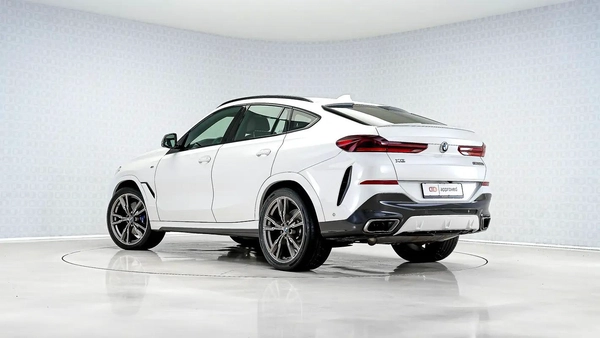 BMW X6 M50i