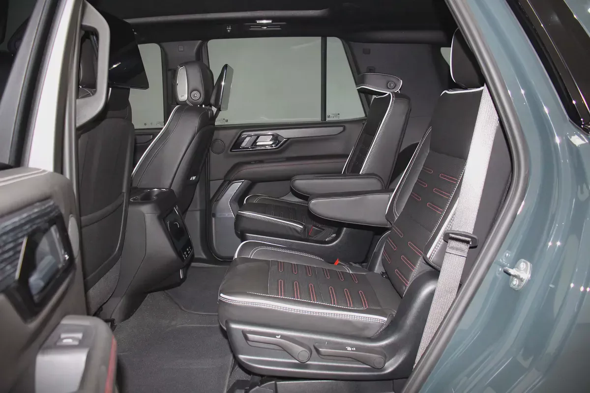 6.2L GMC Yukon AT4 Ultimate 2025 GCC Specs - Luxury Off-Roader-7-7