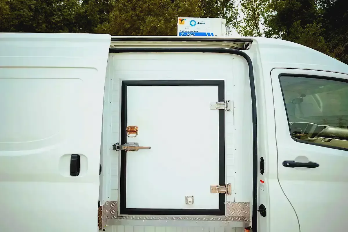 High Roof | Manual | Freezer Van | GCC Specs | Ref#T03523-7-7