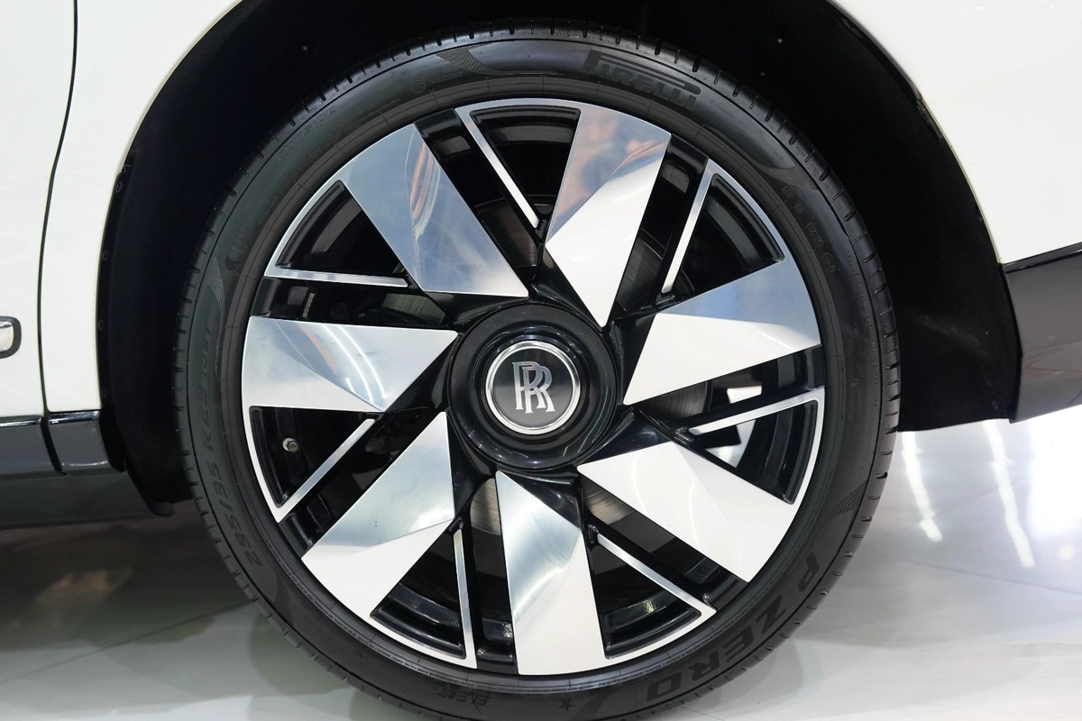 Rolls-Royce Cullinan 2025-16-16