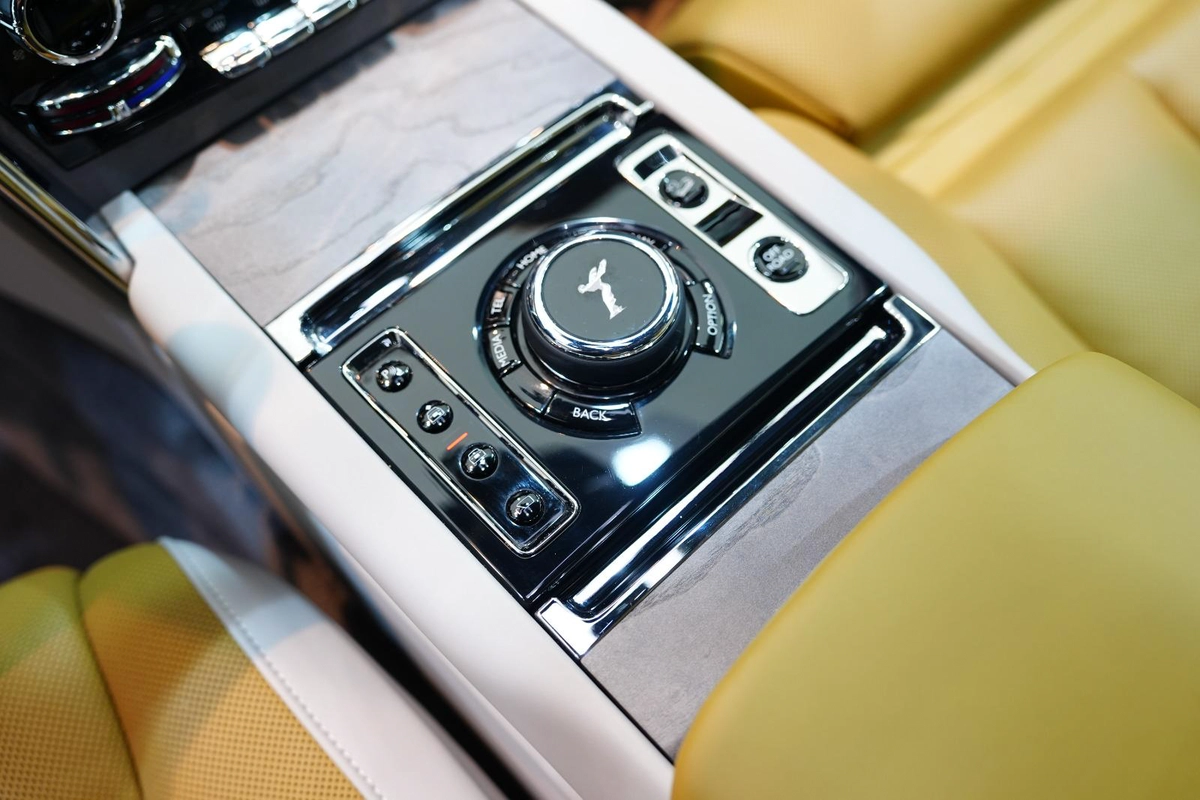 Rolls-Royce Cullinan 2025-11-11