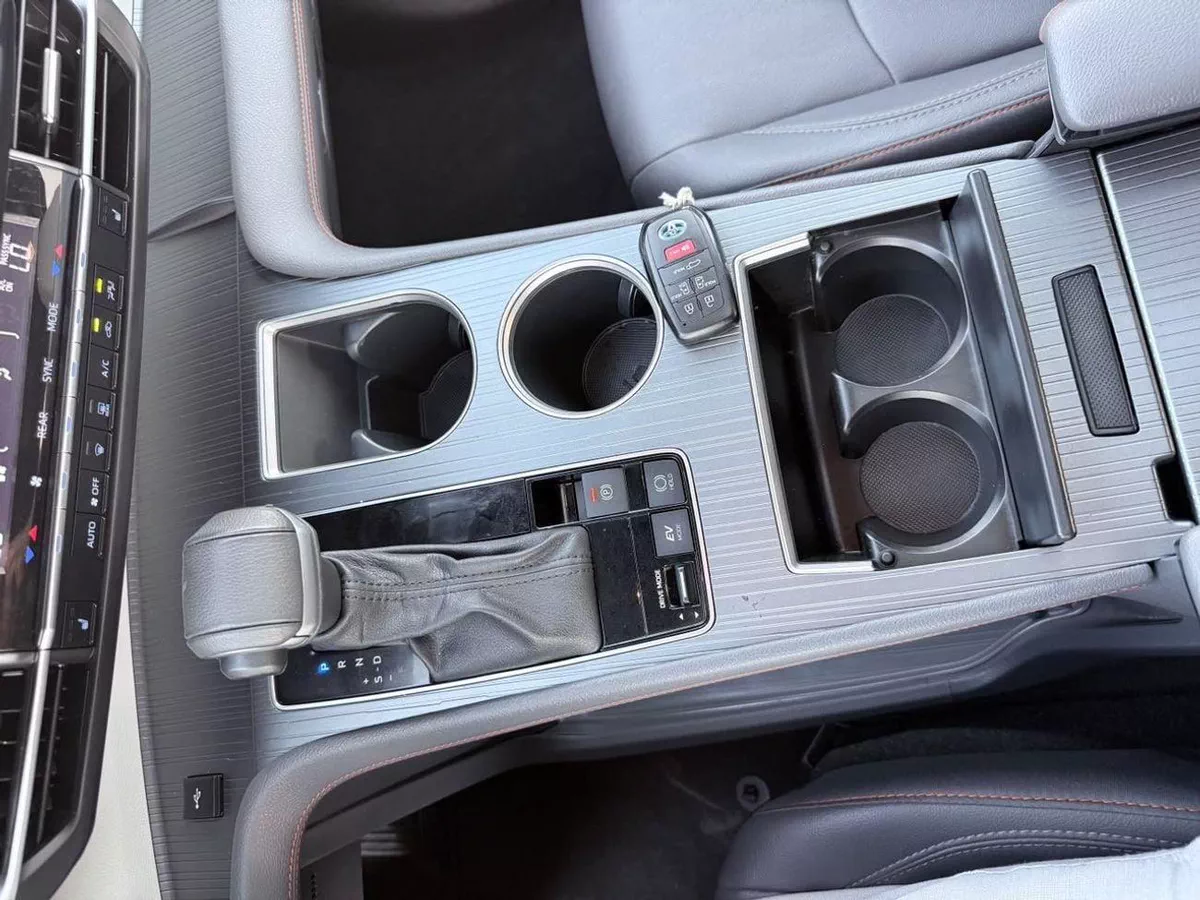 Toyota Sienna XLE hybrid 2.5 L premium-9-0