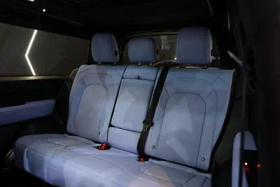 Land Rover Defender 90 SE P400 2023-9