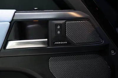 Land Rover Defender 90 SE P400 2023-12