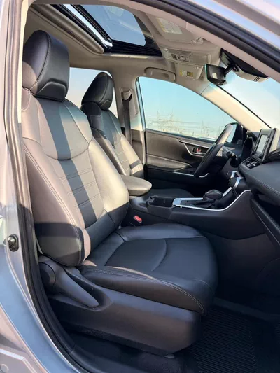Toyota RAV4 XLE premium 2.5L Full option-13