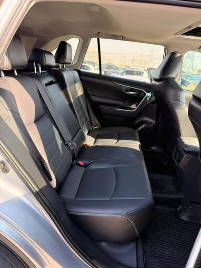 Toyota RAV4 XLE premium 2.5L Full option-14