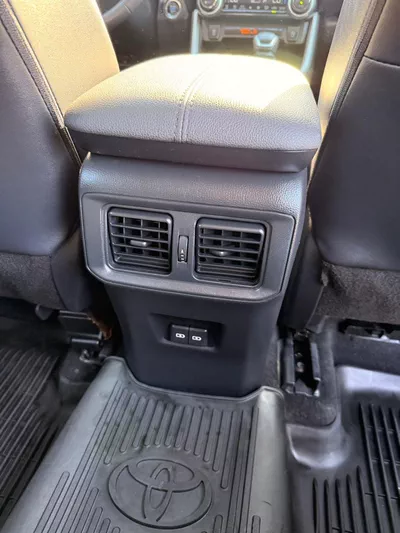 Toyota RAV4 XLE premium 2.5L Full option-16