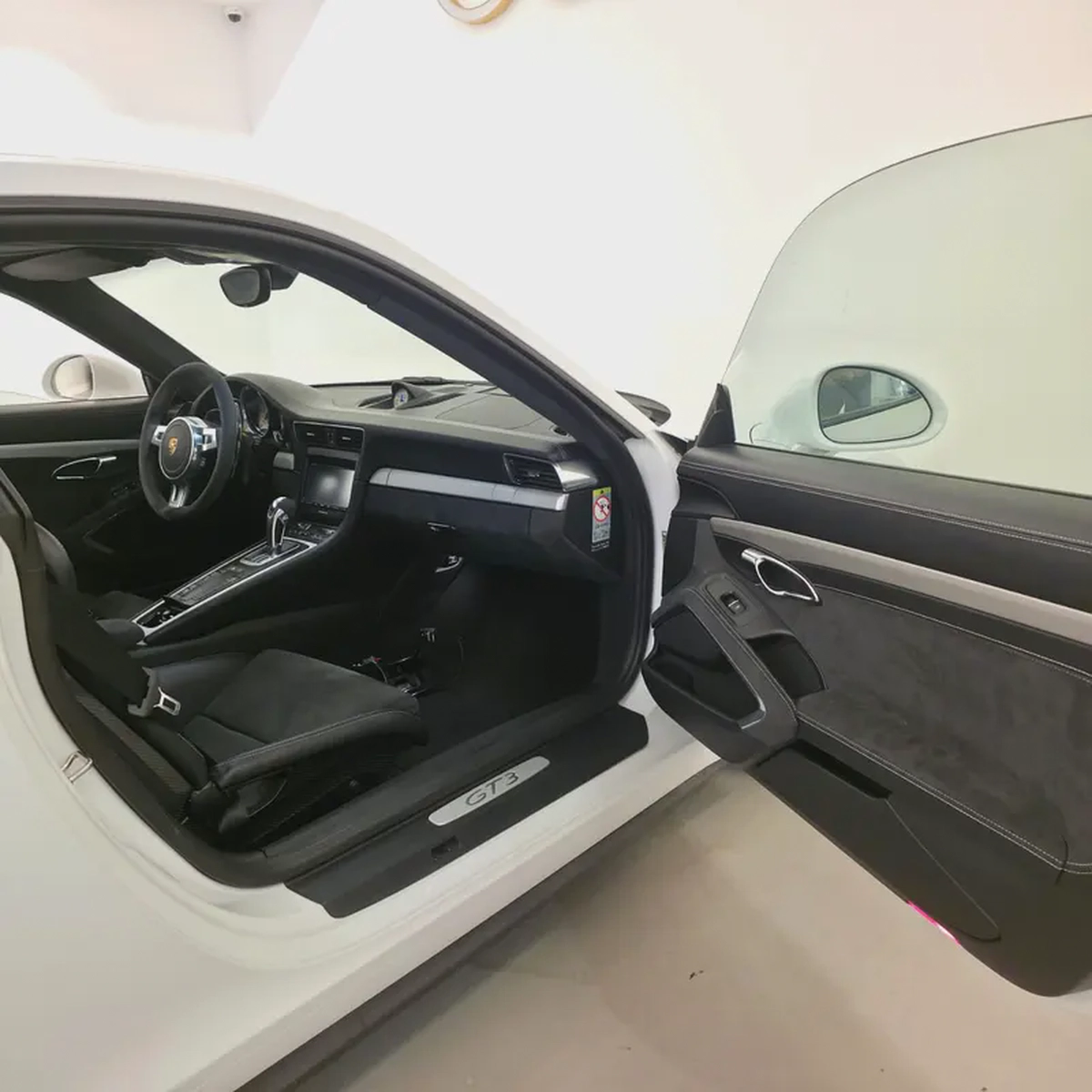 AED 9279 PM | PORSCHE GT3 2015 | PRISTINE CONDITION | CARBON CERAMIC BRAKES | 1 YEAR WARRANTY-13-13