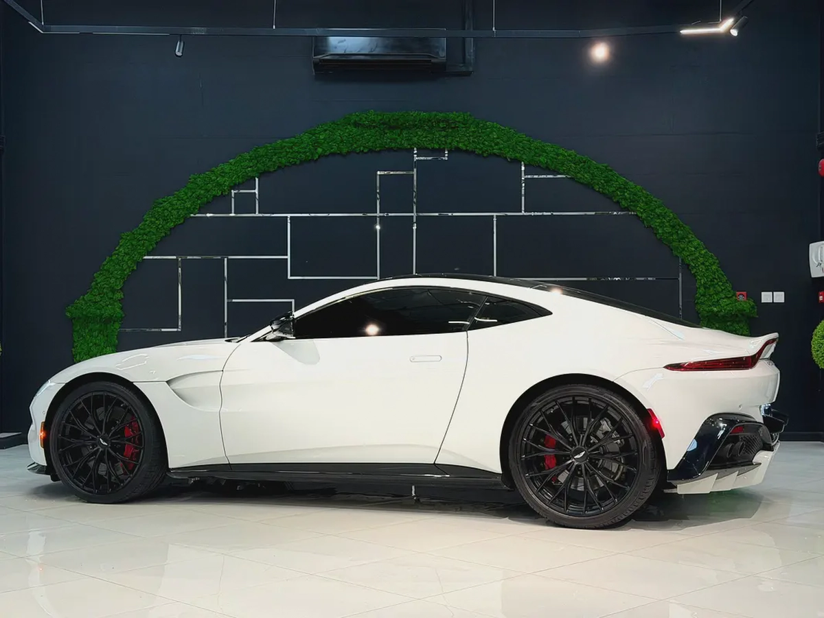 2022 Aston Martin Vantage V8 - European Specs - Pristine Condition-8-8