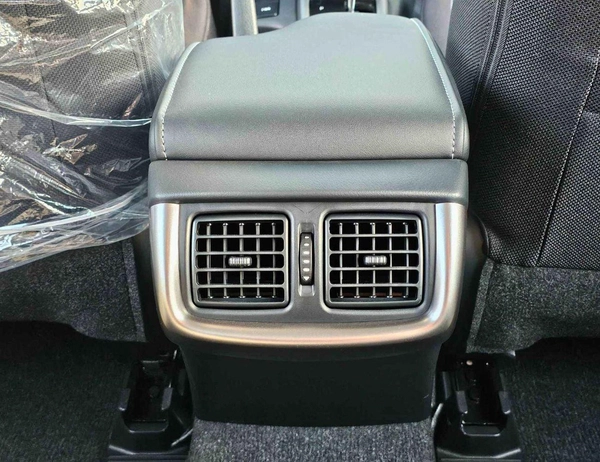 Toyota Hilux SR5 WIDE BODY WITH HUK / 2.4L DIESEL A/T / REAR CAMERA / 4WD (CODE # HLD5J)