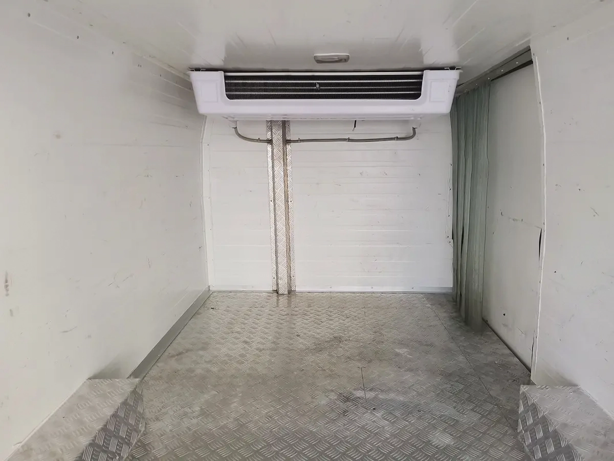 Nissan Urvan NV350 3Seater V4 2.5 Chiller Van 2022 Model GCC Specs In Perfect Condition-16-16
