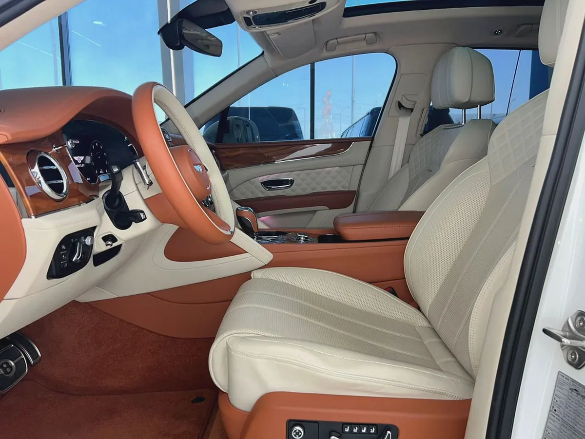 2023 Bentley Bentayga Azure GCC Specs - Pristine Condition-9-9
