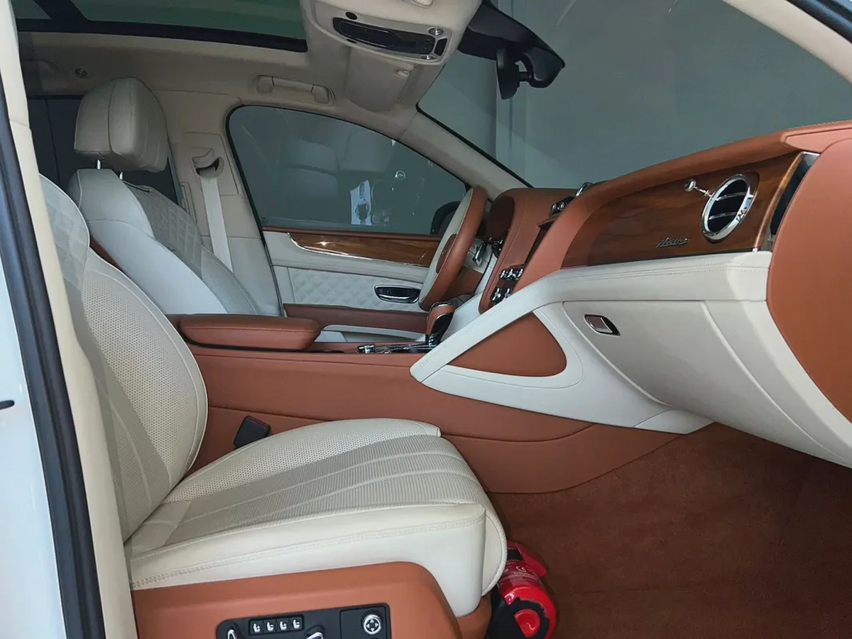2023 Bentley Bentayga Azure GCC Specs - Pristine Condition-10-10