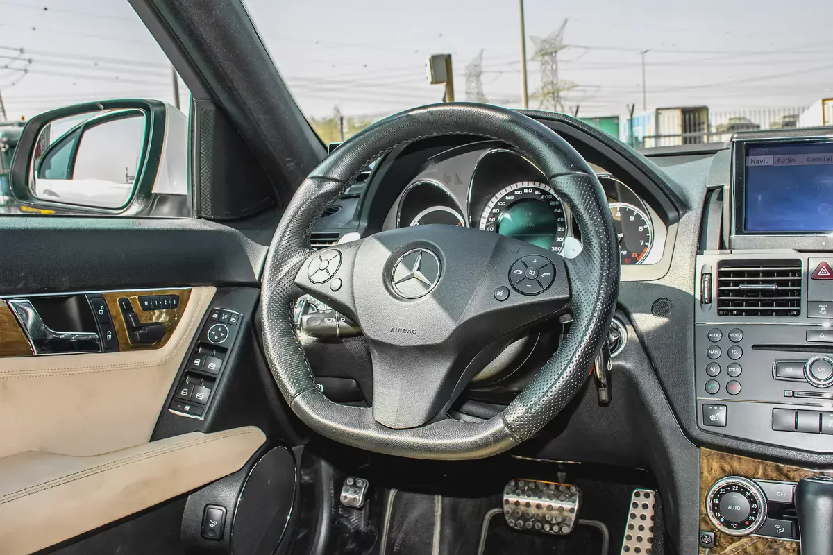 2009 Mercedes-Benz C-Class C63 AMG - Japanese Specs-13-13