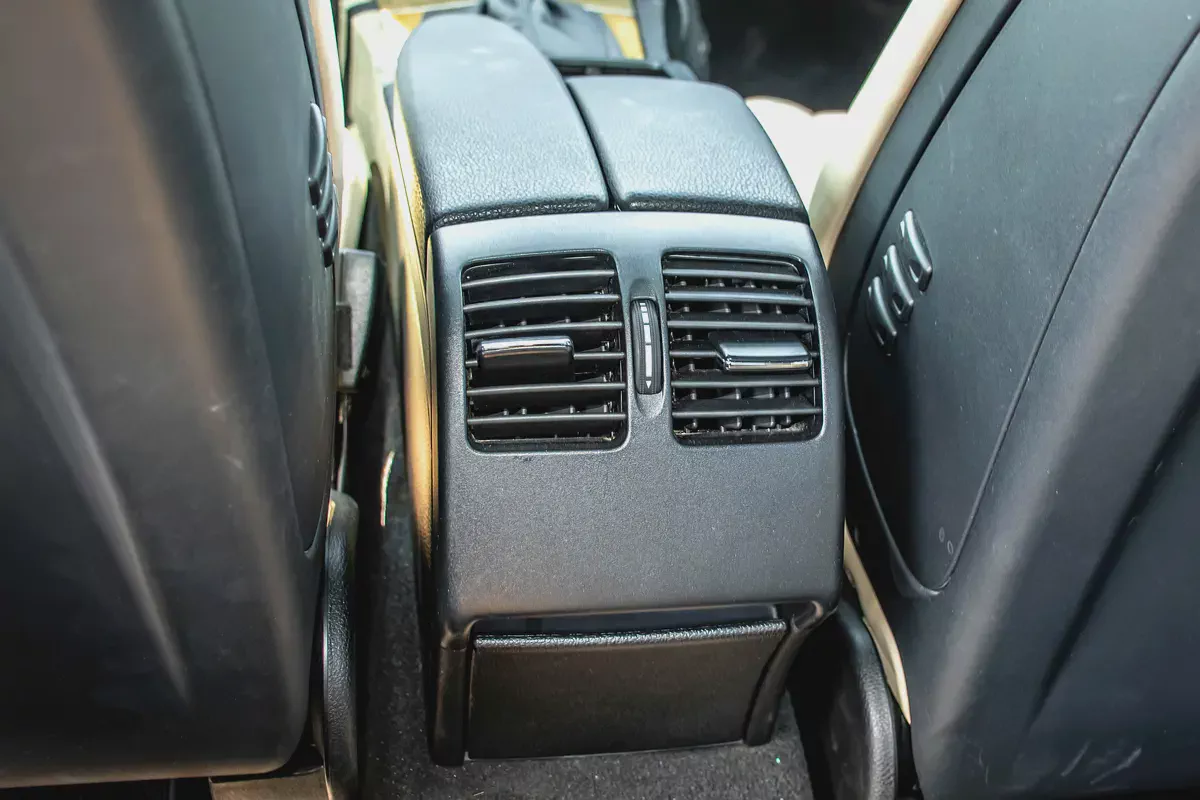 2009 Mercedes-Benz C-Class C63 AMG - Japanese Specs-15-15