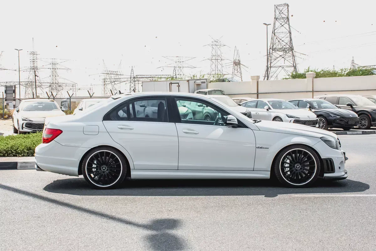 2009 Mercedes-Benz C-Class C63 AMG - Japanese Specs-3-3