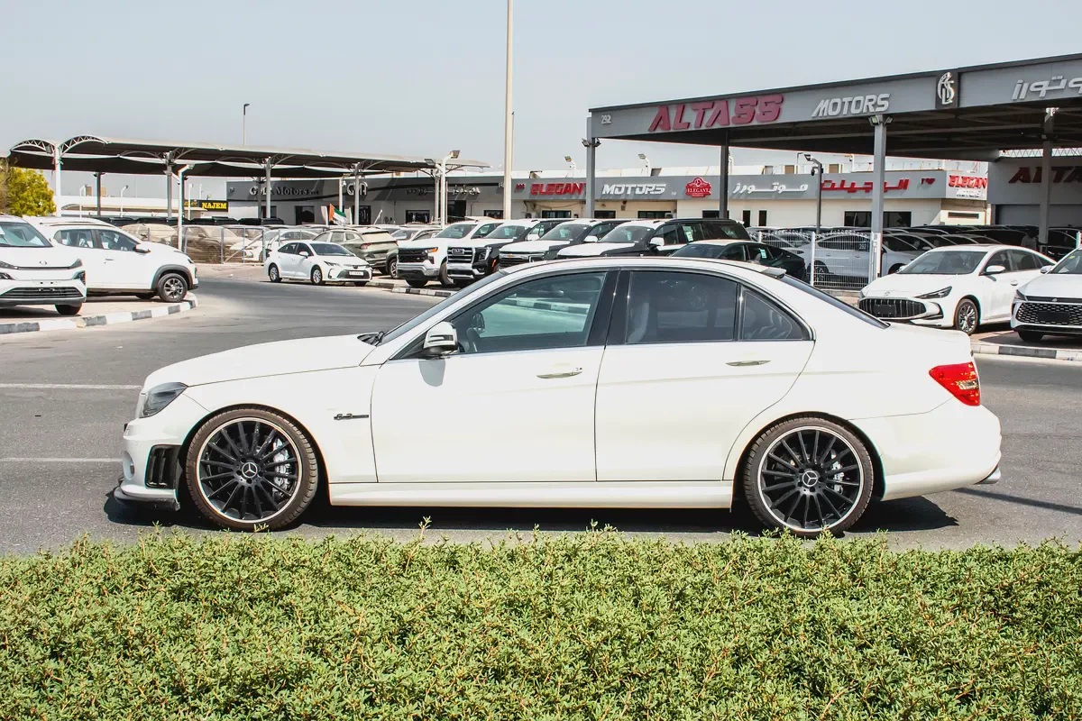 2009 Mercedes-Benz C-Class C63 AMG - Japanese Specs-4-4