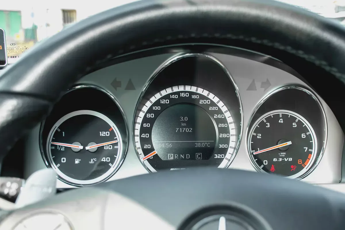 2009 Mercedes-Benz C-Class C63 AMG - Japanese Specs-8-8