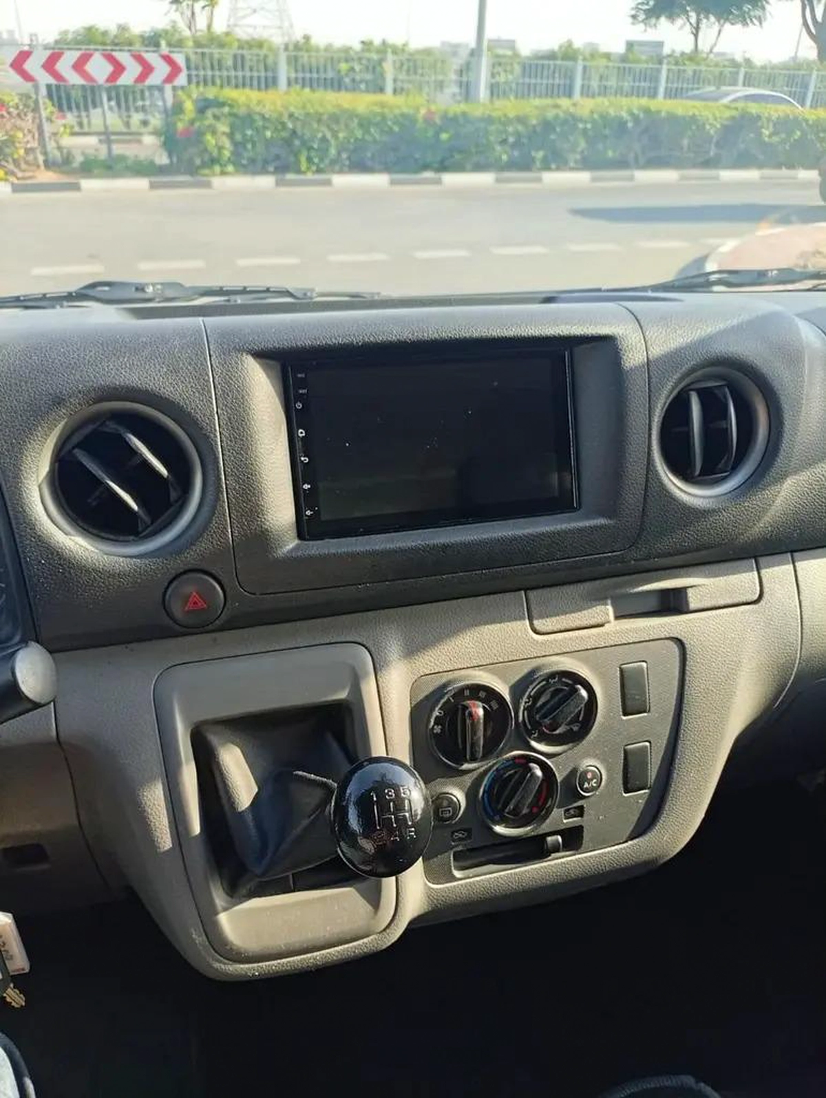 Full Cargo van Nissan Urvan 2021 GCC Specs-7-7