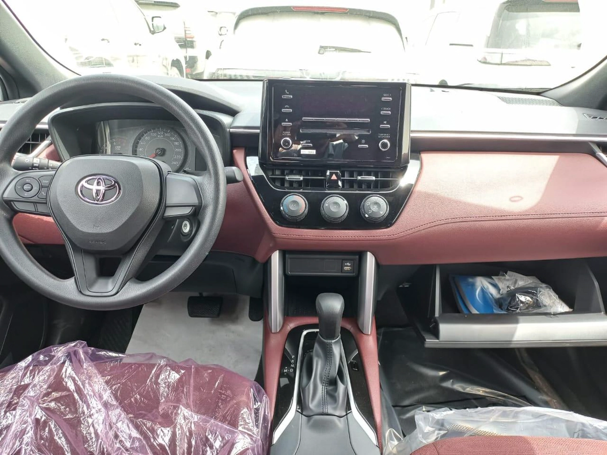 Toyota Corolla Cross 2025 – White Exterior-4-4